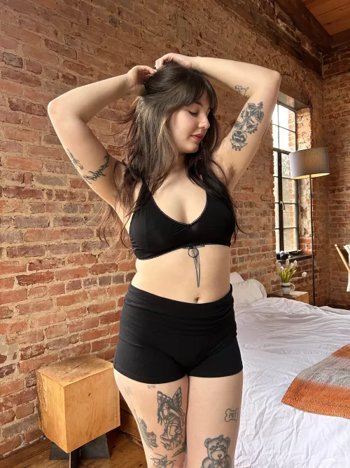 Hairy pits on a woman are just so sexy 