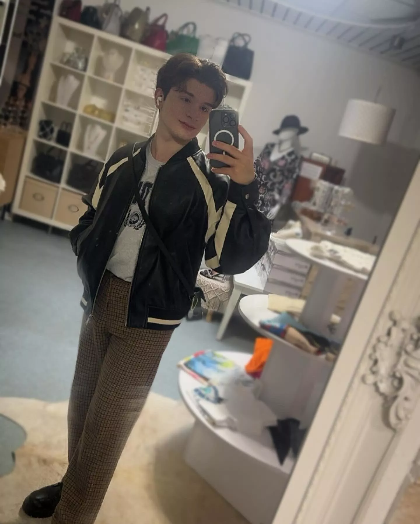 How does my outfit look? 🫢