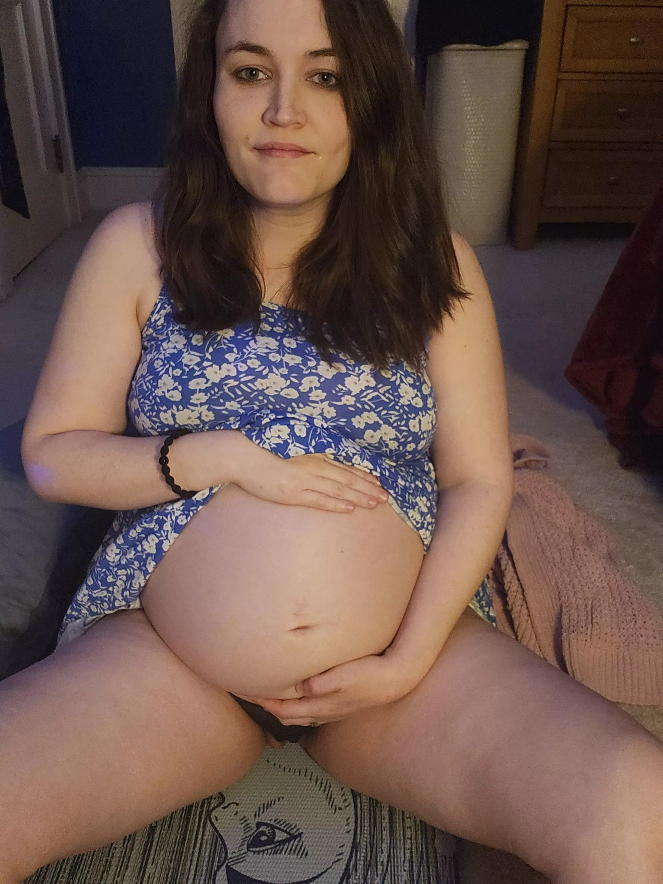 I present you my 29 week baby bump 💋  would you join me on this yoga mat? 😉 