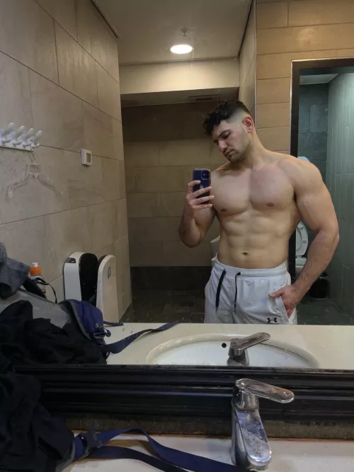 Im structured like a greek god but with big 🍆