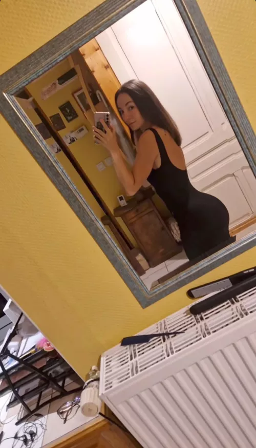 Is this black dress appropriate for our first date ?