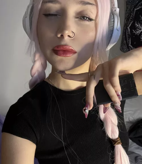 Looking for someone to teach me how to do a sexy pose...