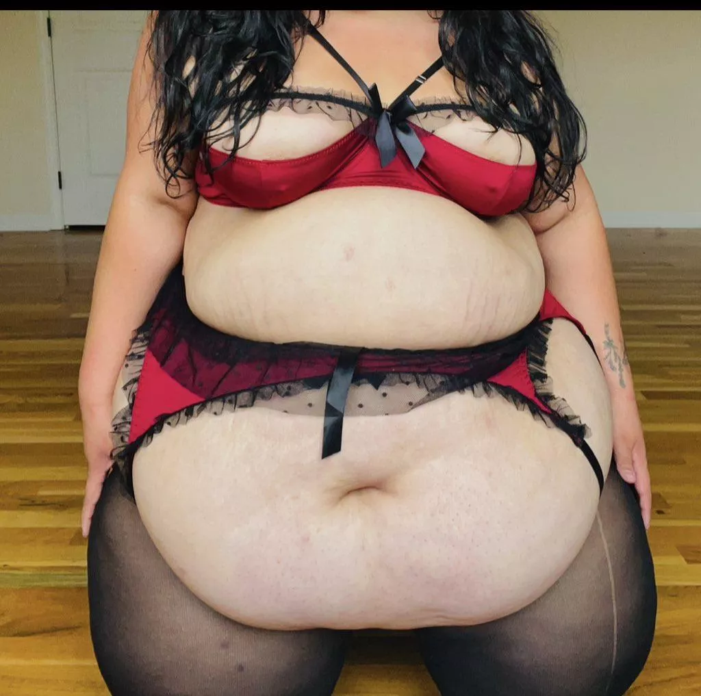 My belly is taking up more and more of my lap lately 🥵