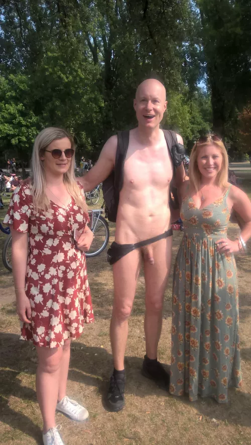 My first time at the World Naked Bike Ride of Amsterdam, this Australian ladies loved it! I hope internet also 😎