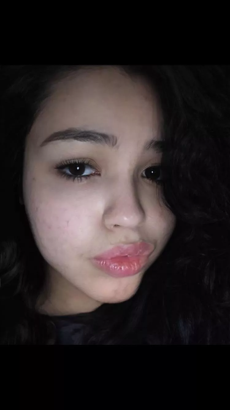 Pretty face with a big bank👅