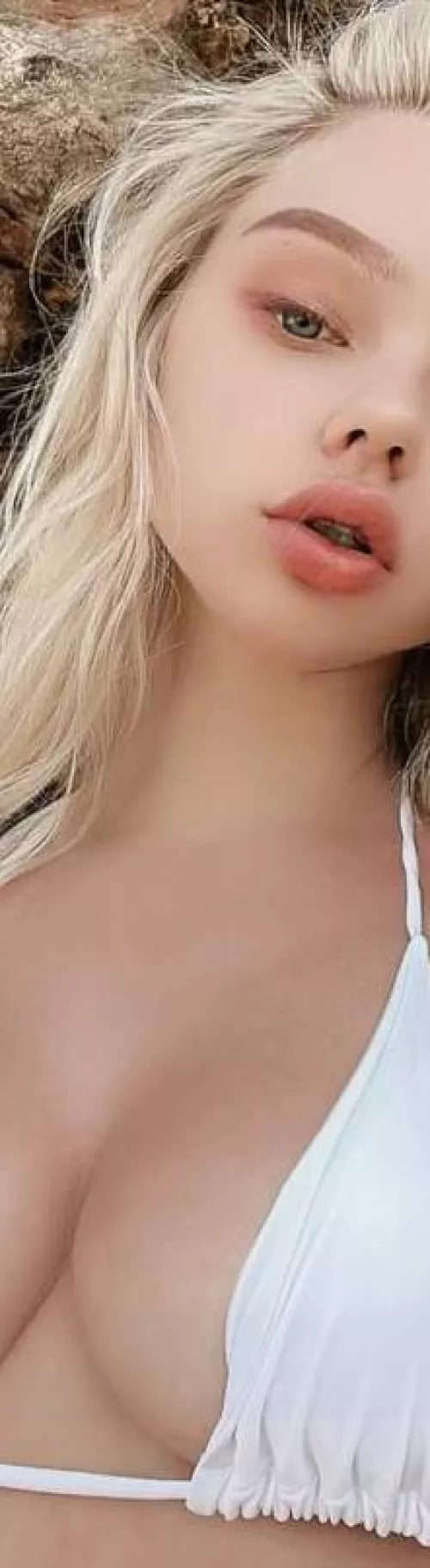 Wanna catch attention on the beach☀️