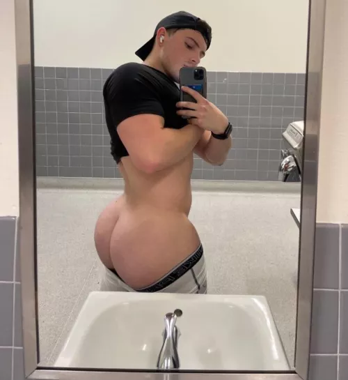 19 Frat Bro Bottom LOOKING for BWC and HUNG TOPS add me @ jaxonn330