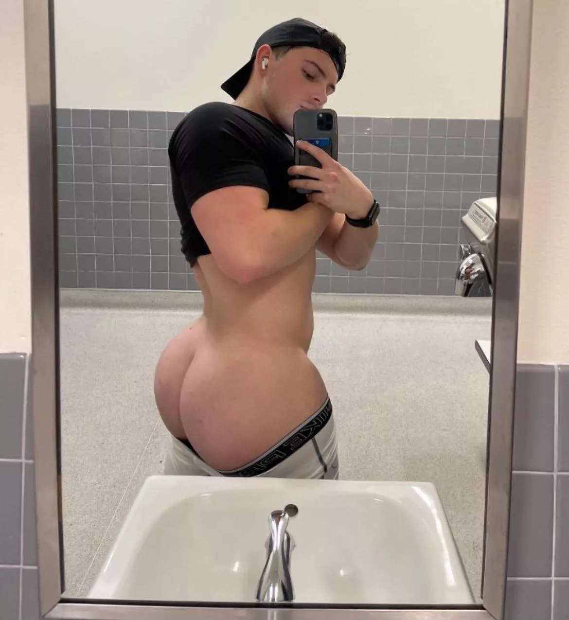 19 Frat Bro Bottom LOOKING for BWC and HUNG TOPS add me @ jaxonn330