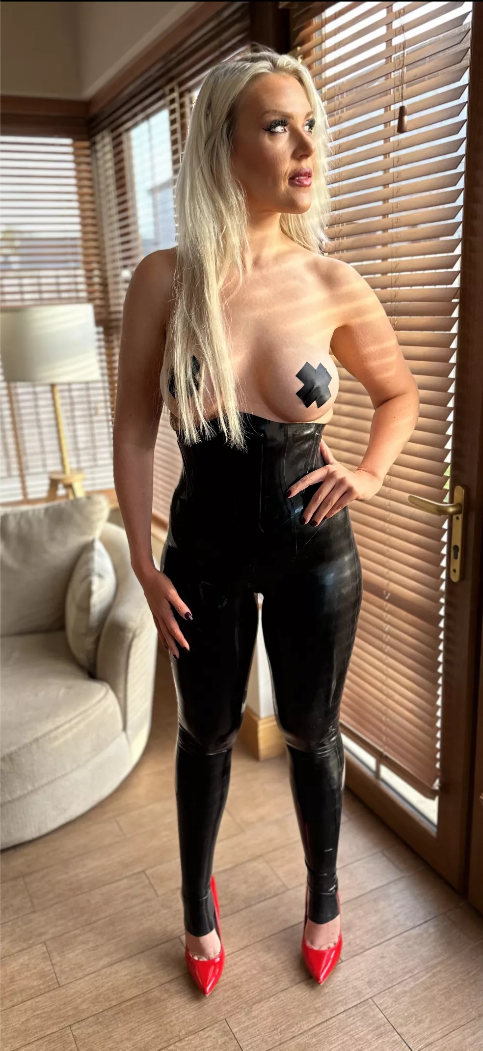 40yrold teacher, all the dads love parent teacher nights..