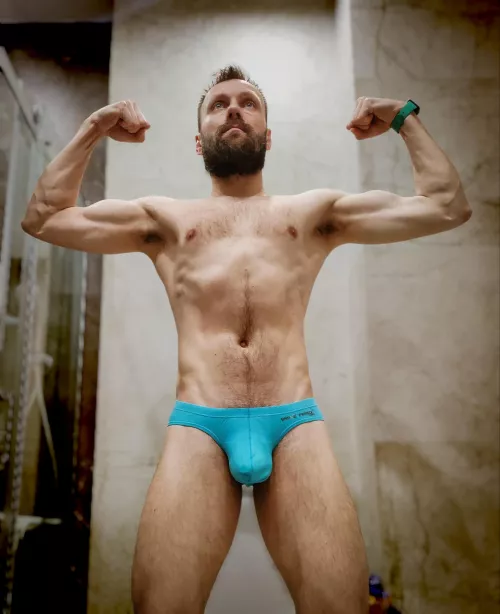 Another day, another flex 💪🏻🧔🏻‍♂️🩲