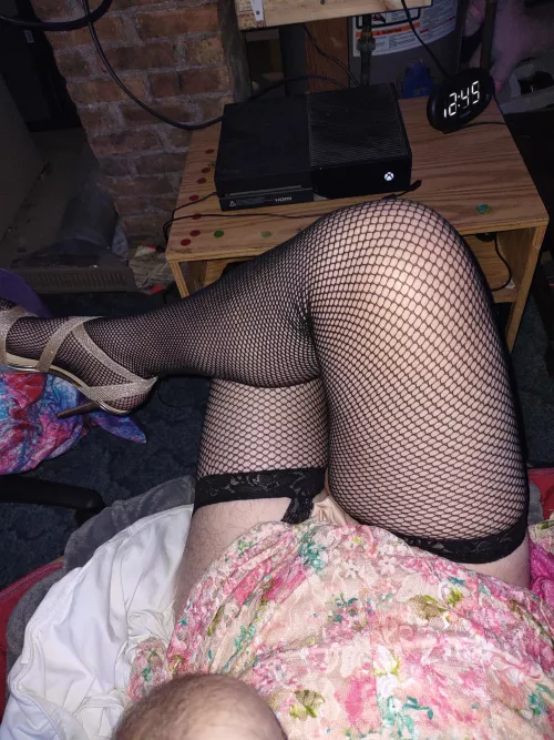 Anyone interested in gooning and chatting with this sissyboi.