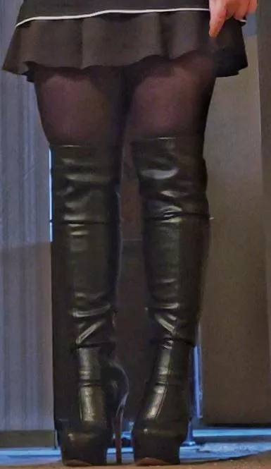 Black overknee boots