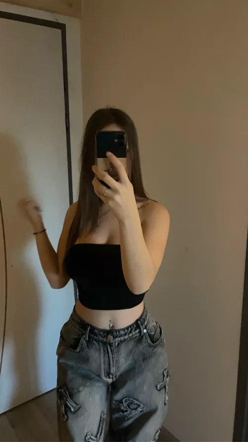 Crop top w piercing is slaying