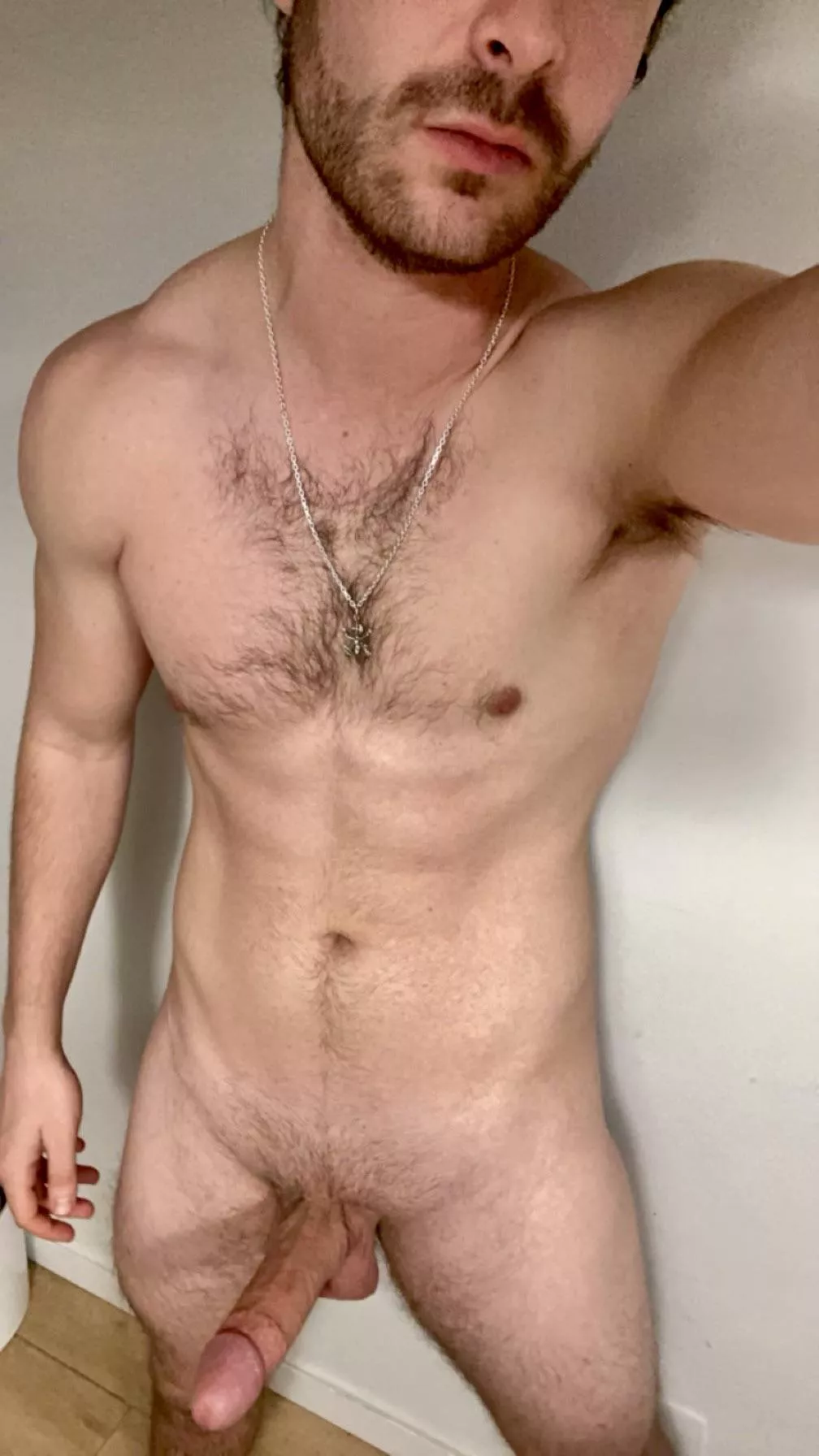 Friends, music, drinks… time for Reddit 👅