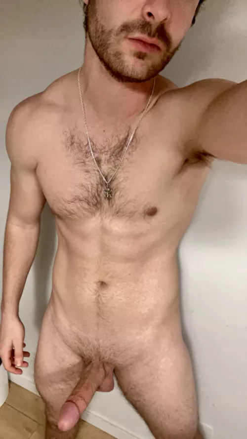 Friends, music, drinks… time for Reddit 👅