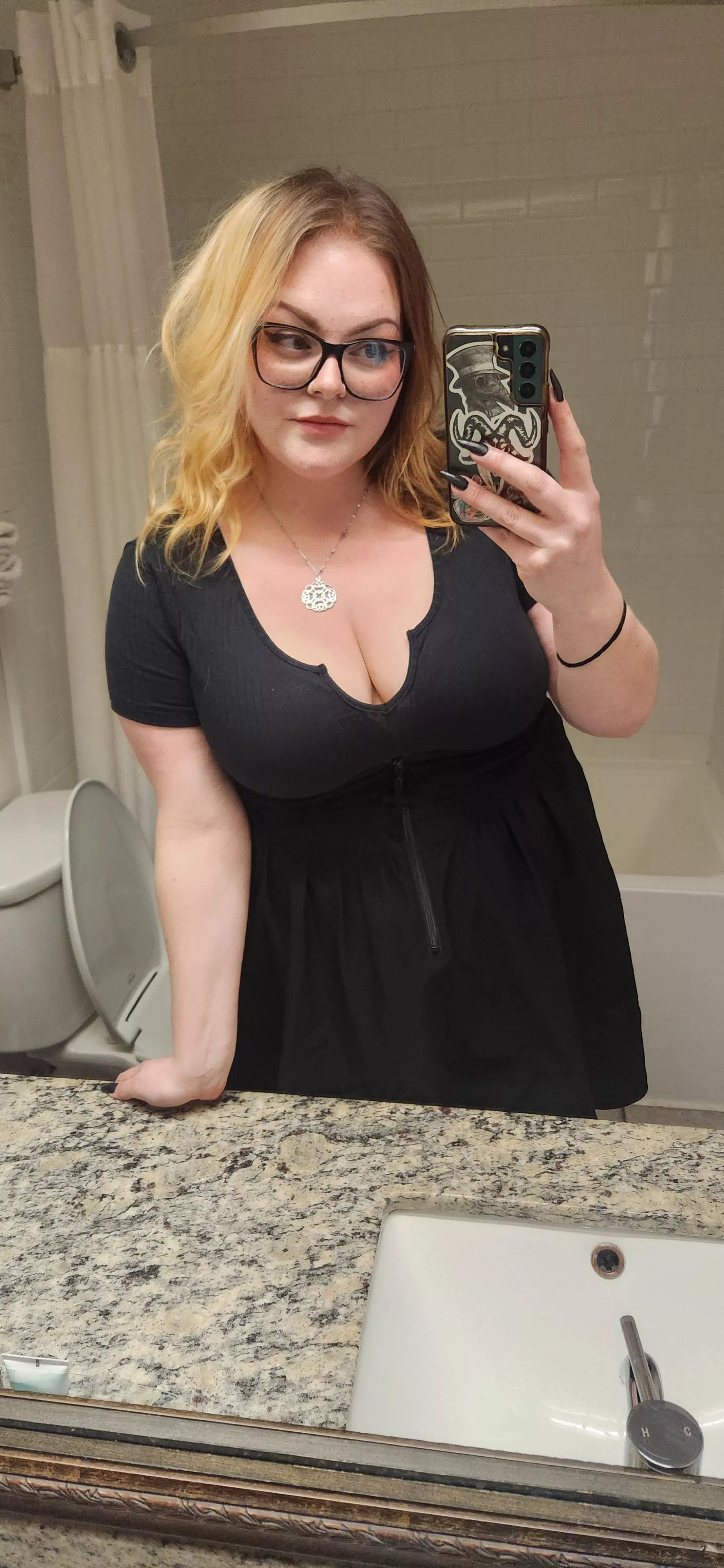 Hotel bathroom selfie 😝