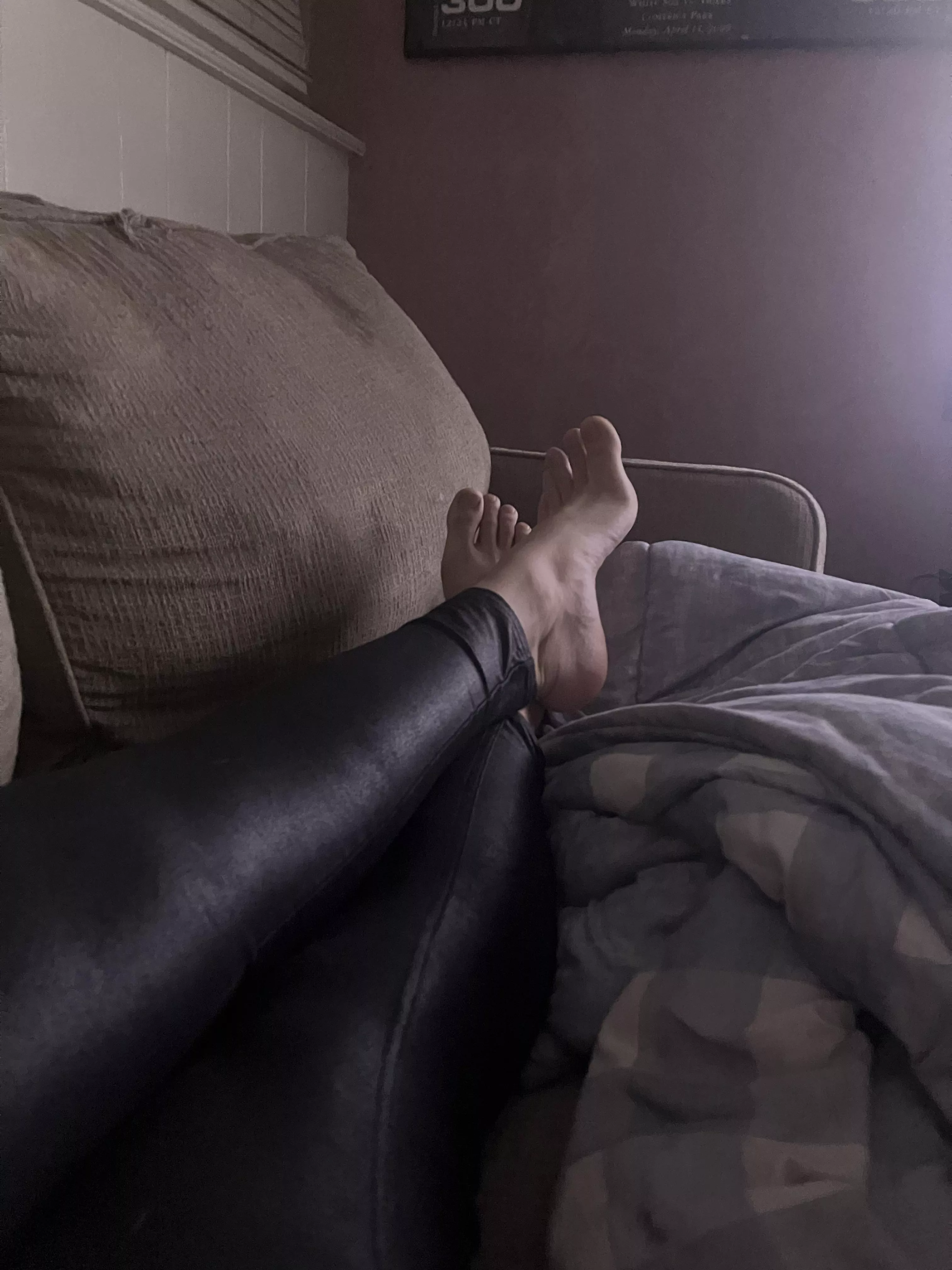 I have a thing for footboys😘