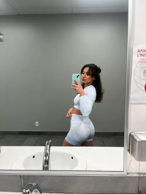 I love taking pictures while working out [f]