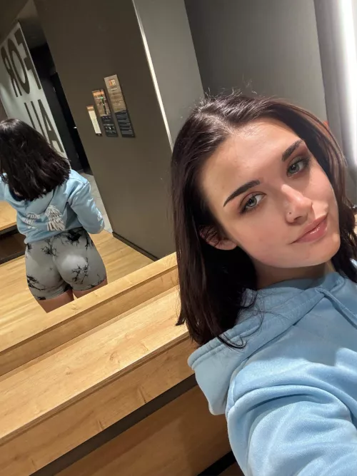 its mirror selfie time