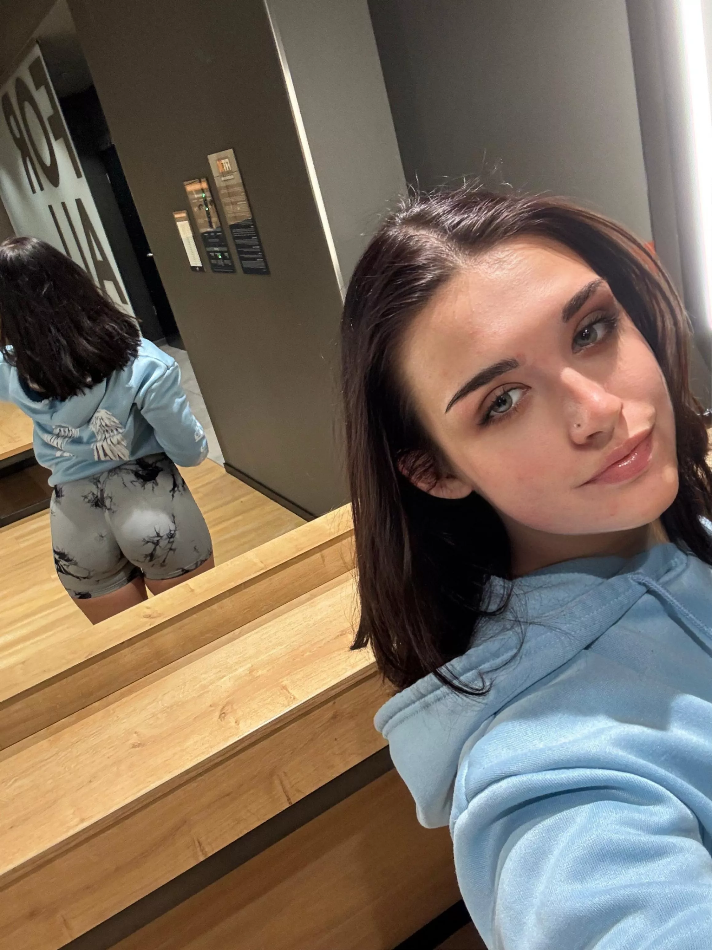 its mirror selfie time