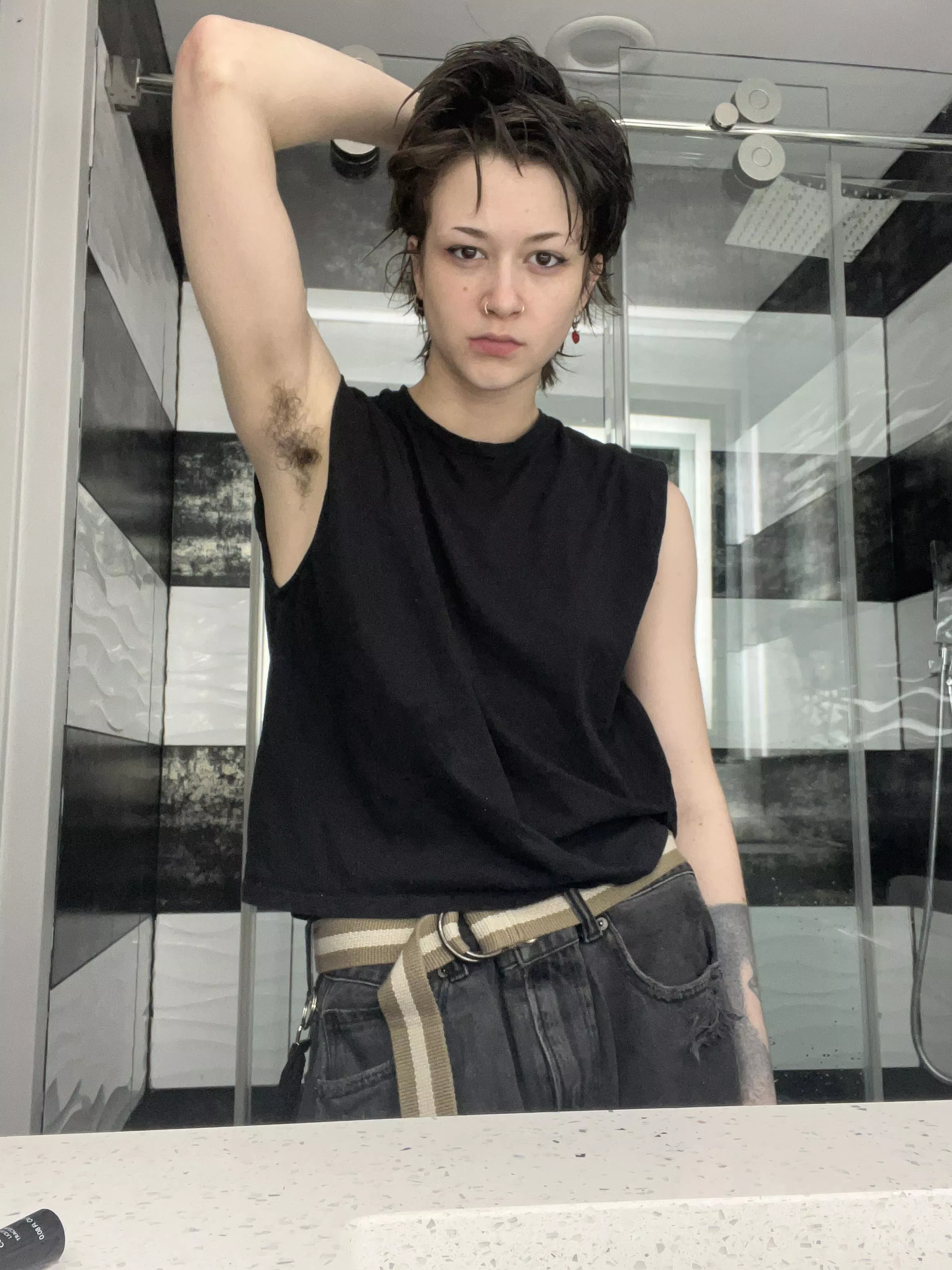 Just a quick bathroom pic🖤