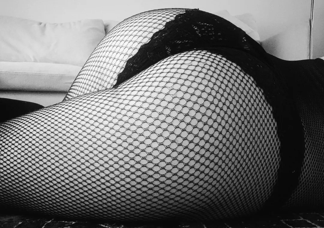 Laying on the floor fantazising about someone's hands on my ass 🍑