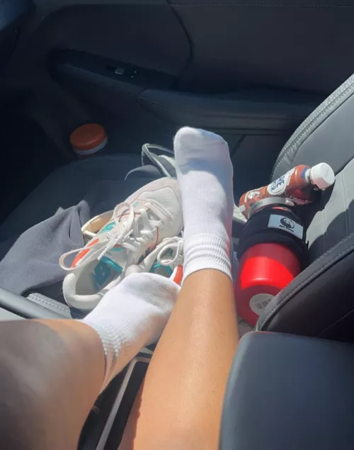 My husband gets to suck my toes while you wish you could smell my sweaty gym feet 🤷🏽‍♀️