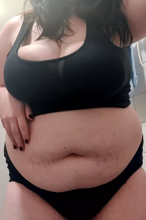 my tummy looks cute in this one fr