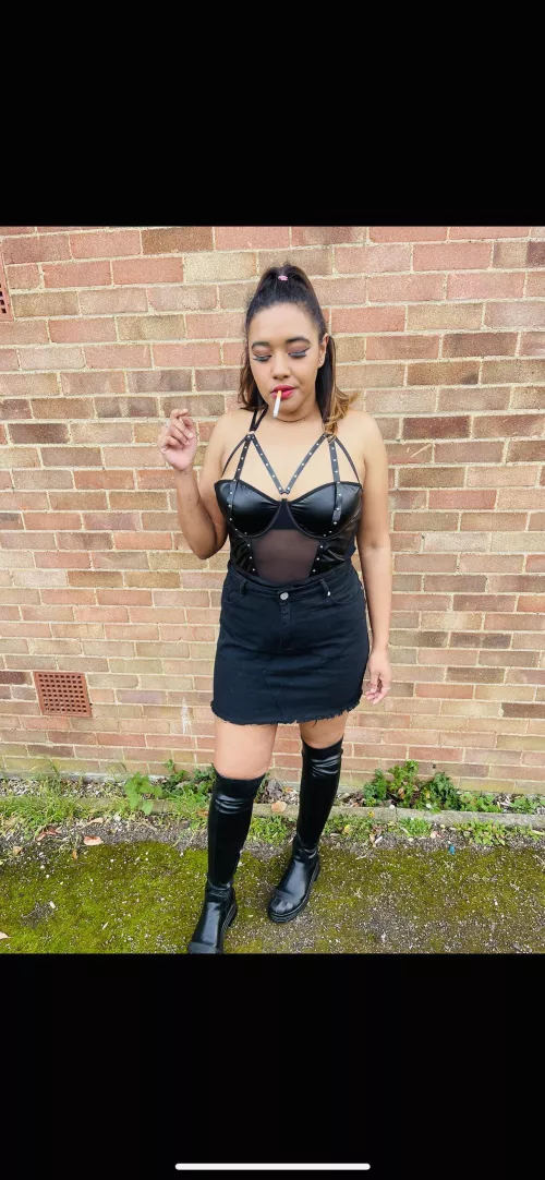 Red lips and quick cigs 💋🚬