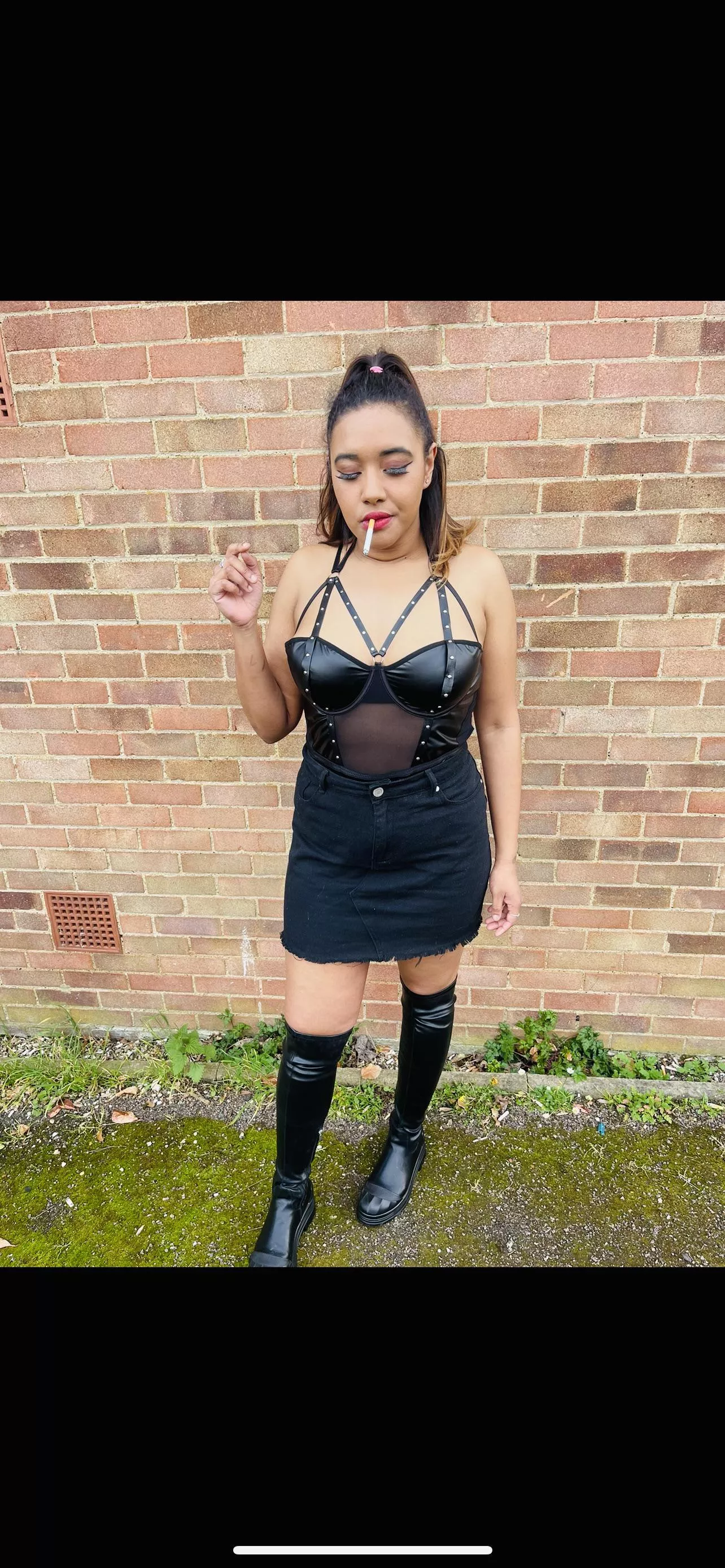 Red lips and quick cigs 💋🚬