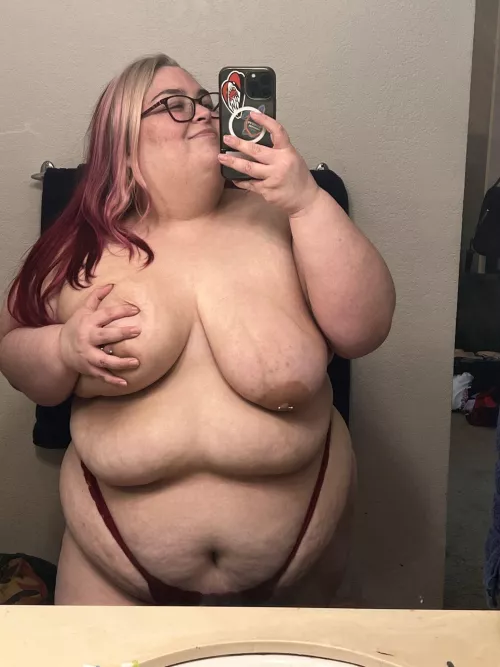 Showing off my bbw curves in this sexy selfie. 😘