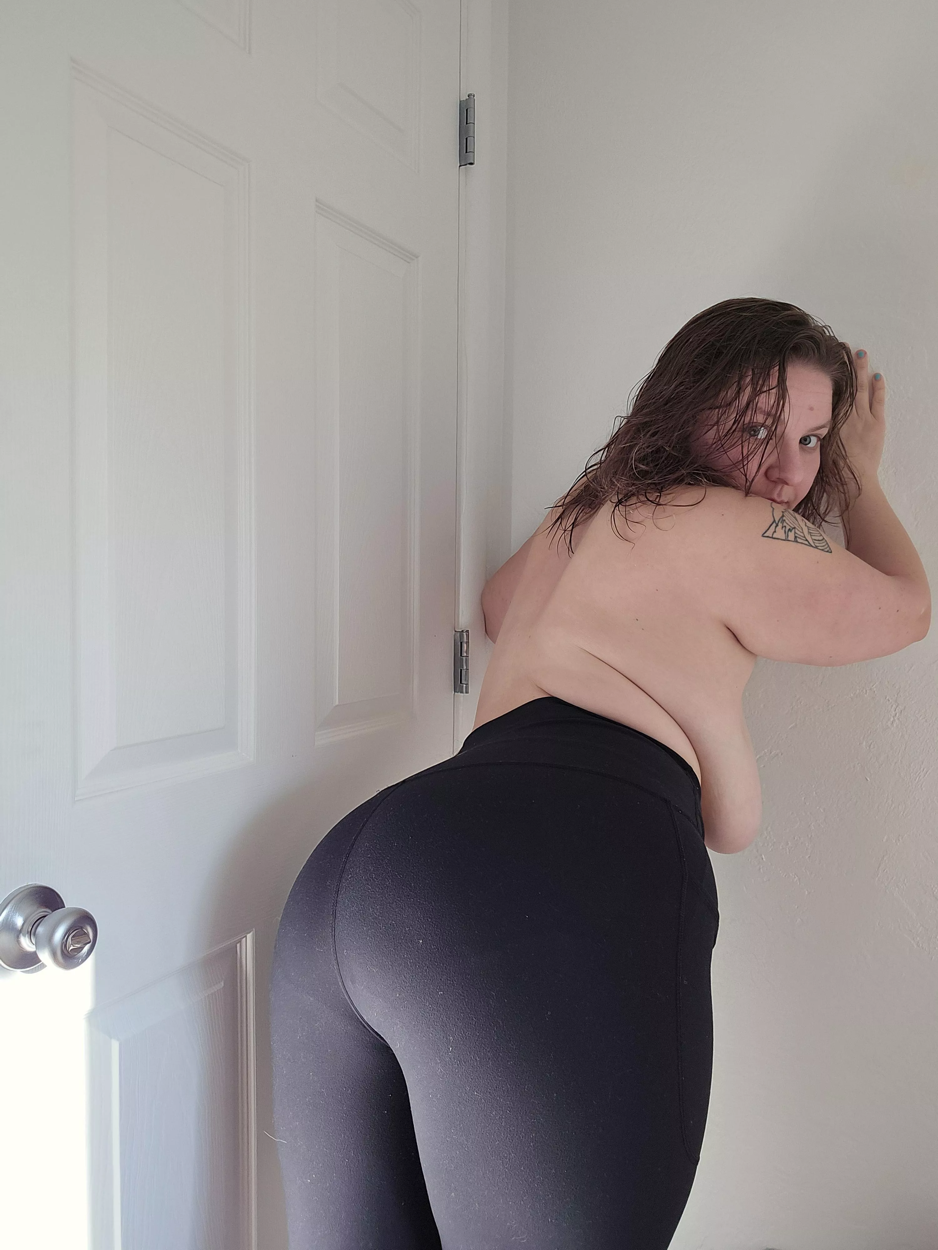 They'll have to pry my leggings from me, they're my obsession 🤤😻