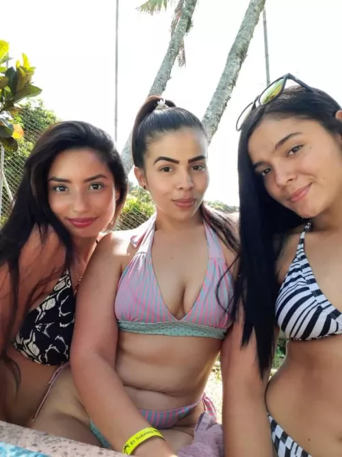 Three latinas