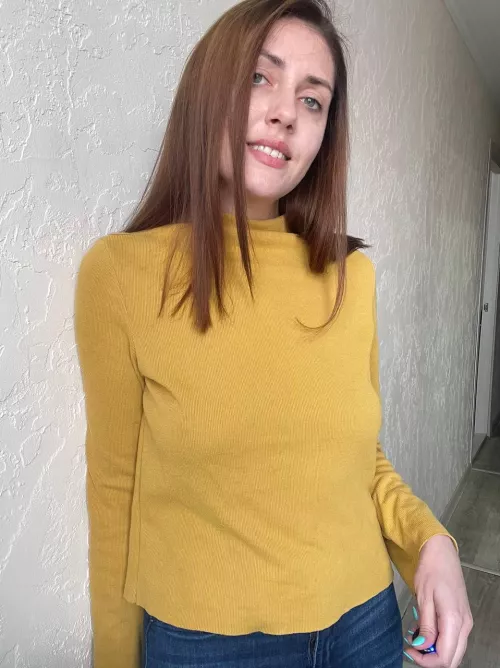 Yellow is designed to be without bra and I'm not betraying tradition😏