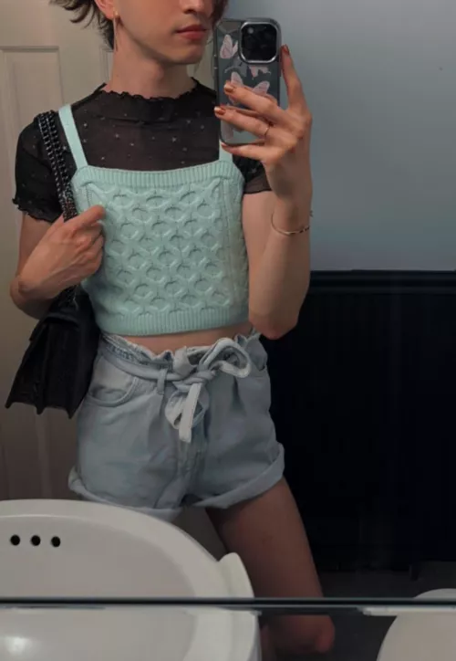 26 fem btm for chats with Str/bi fit tops. Uncut+ Tattoos++ Nike socks++ Face+++