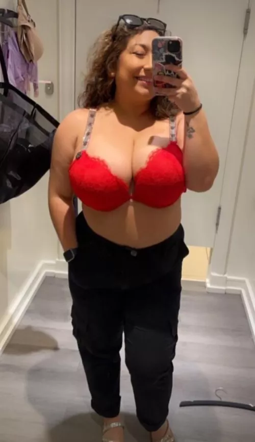 A Latina in red ❤️