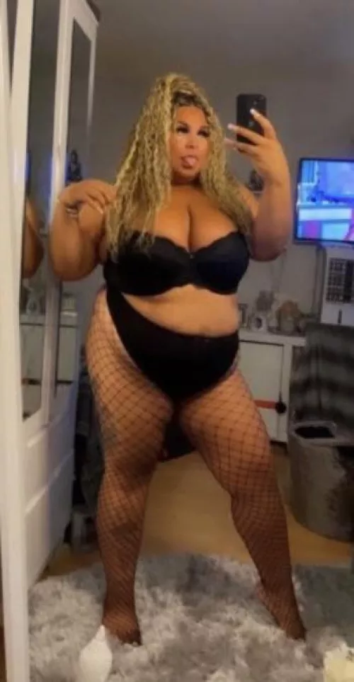 All that thickness 😉🤤🖤