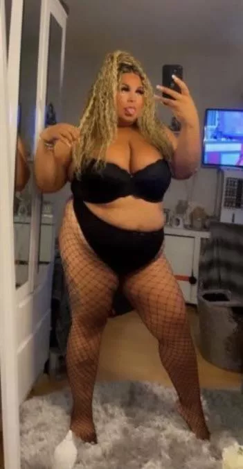 All that thickness 😉🤤🖤