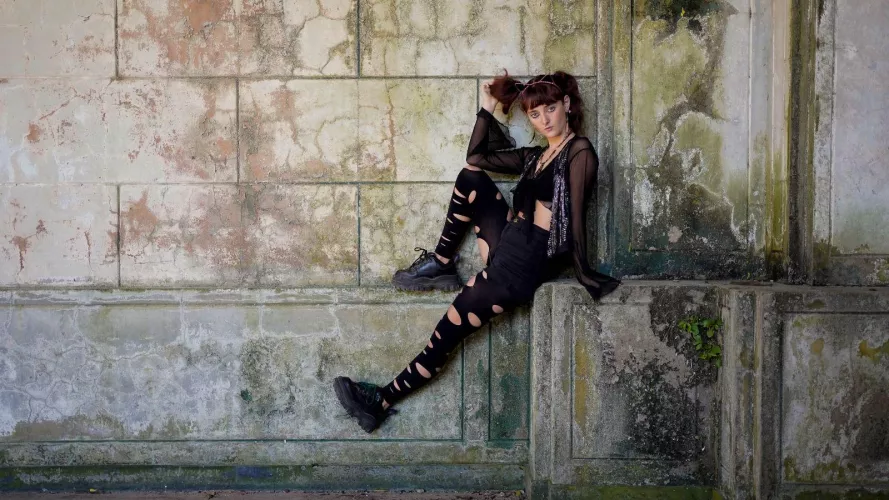 Balancing classiness with a touch of seduction effortlessly. [18F]