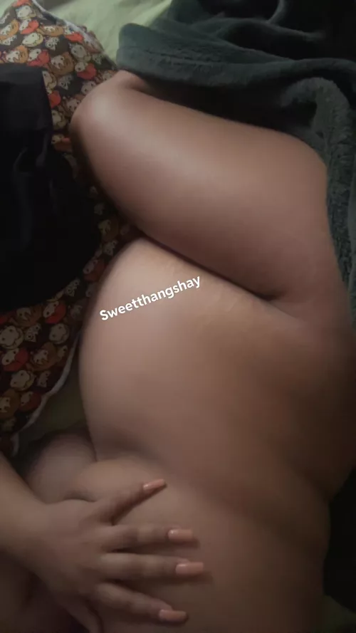 Bump in bed selfie 🤰🏽😋