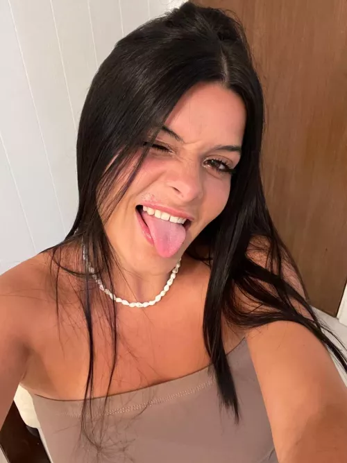 Do I look cute from this angle in this crop top?