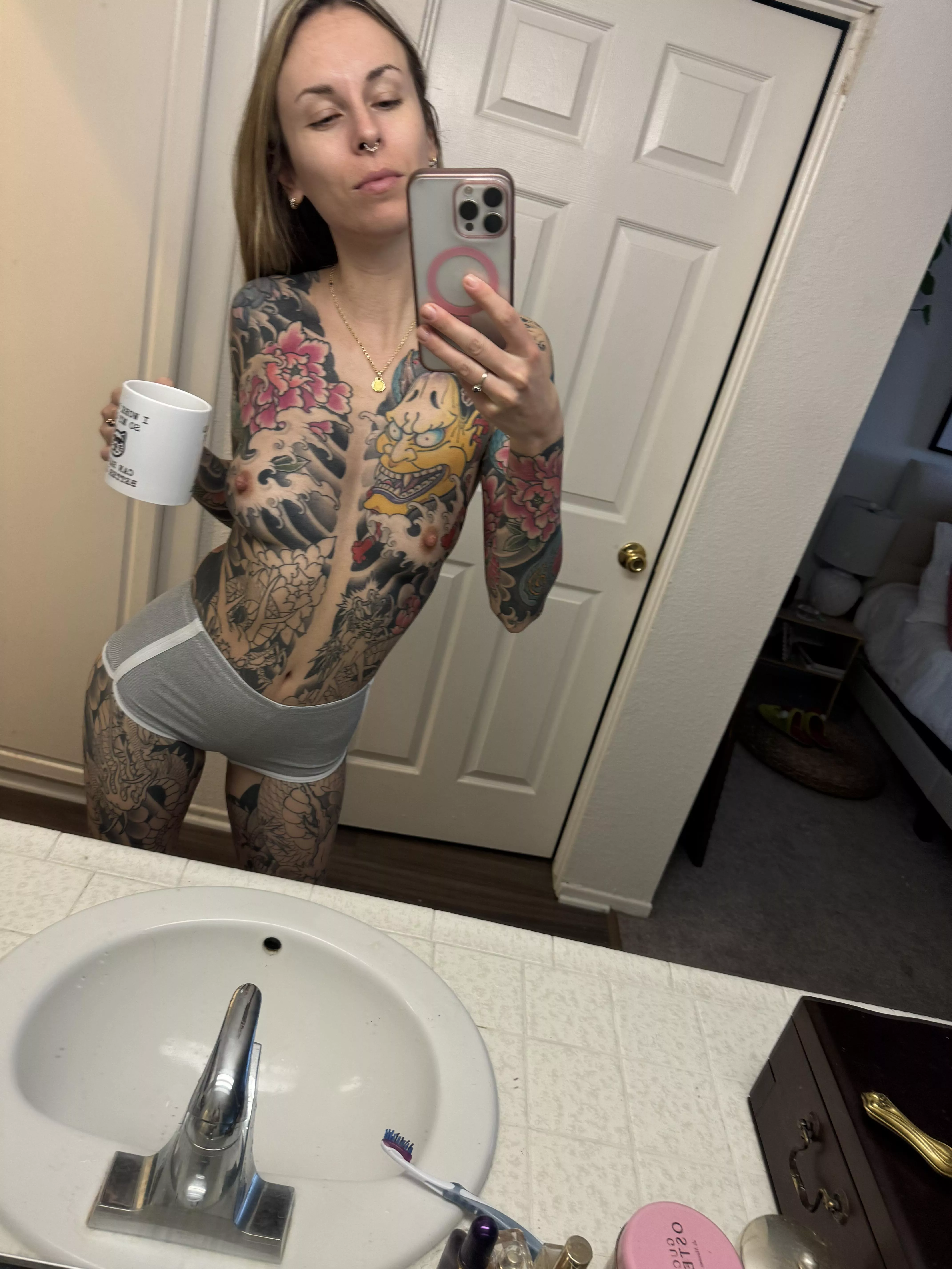 I like sending casual nudes to my best guy friends 