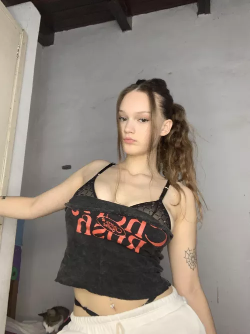 Is my croptop cuteee?