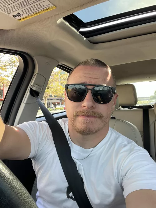 Manlet on the loose. Happy Sunday bros