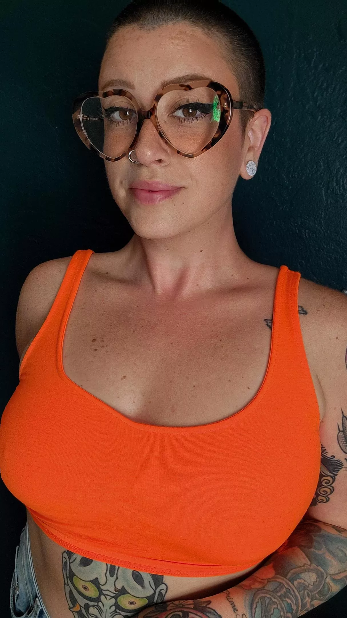 Shaved head, freckled, alt milf 🫶