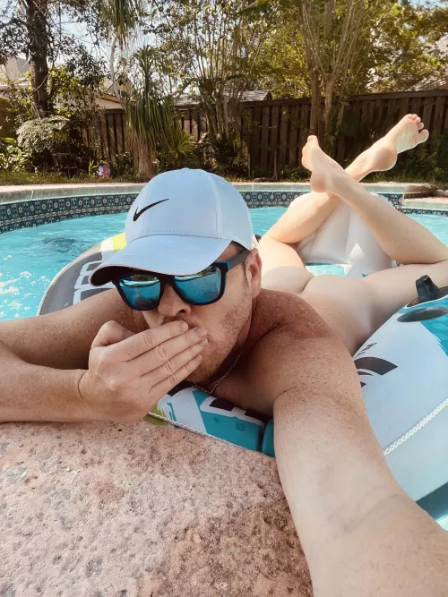 This pool is flippin coolllllldddddd