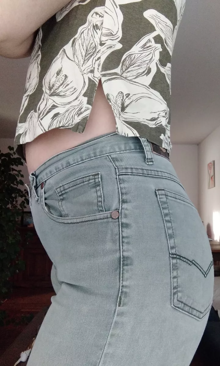 This t-shirt is a little small for me, should I wear it anyway? 💗