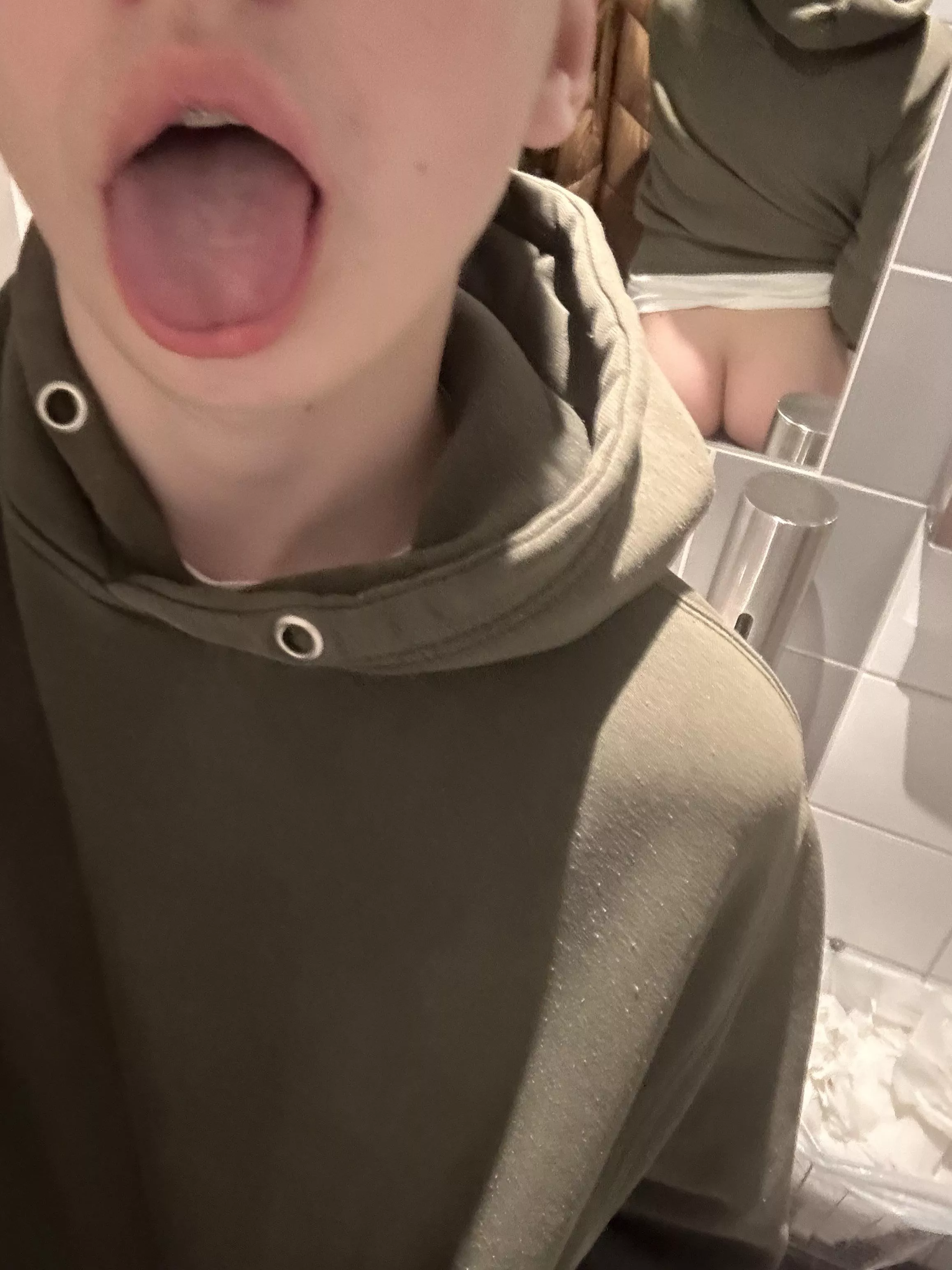 Wanna have some fun in the restroom 😈