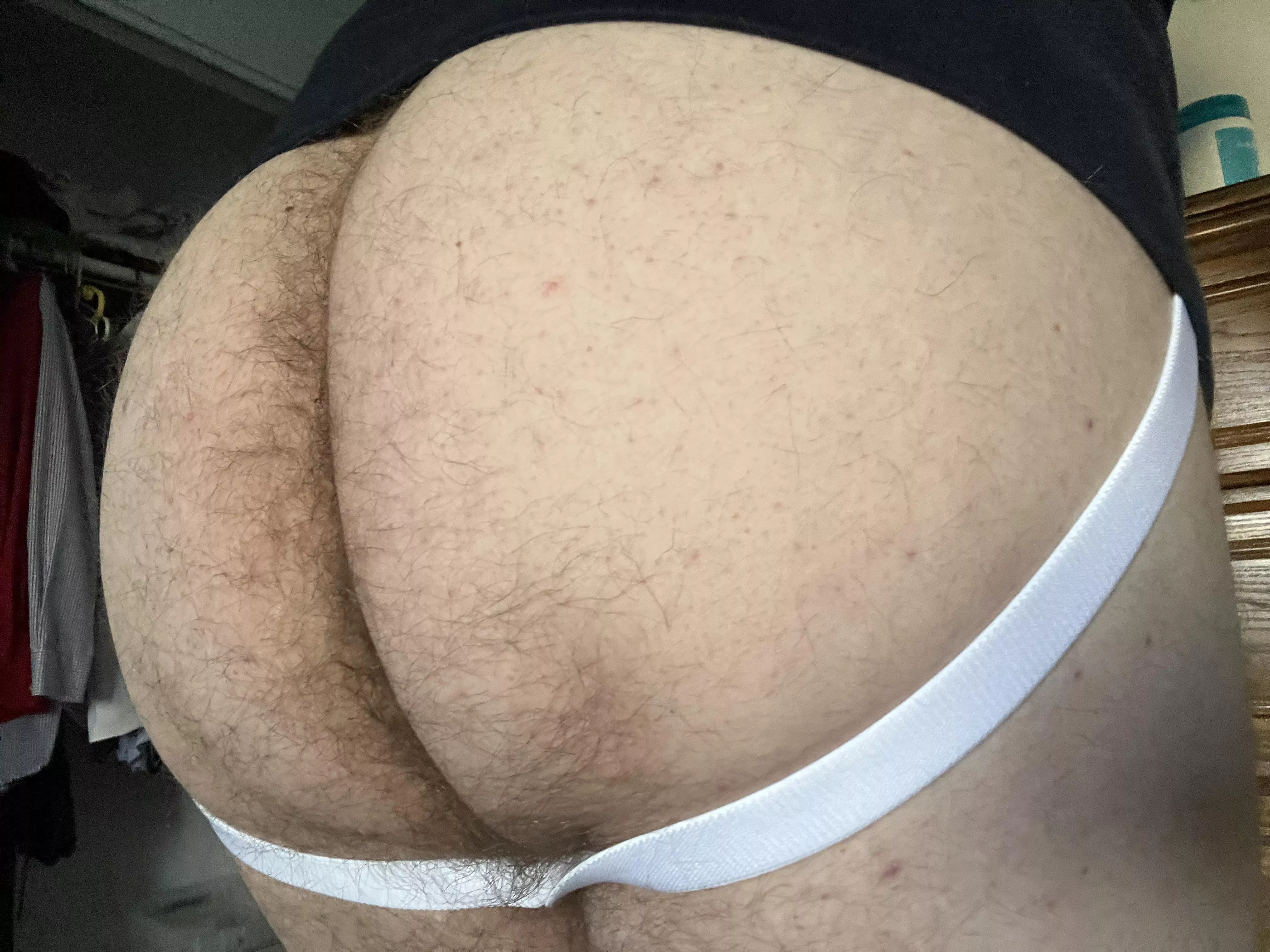 Would you mind if I hung around you like this? 🍑