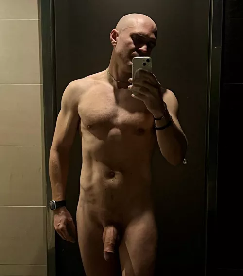 39M, 5.7, 165lbs. Be nice, I’m really shy ☺️ 